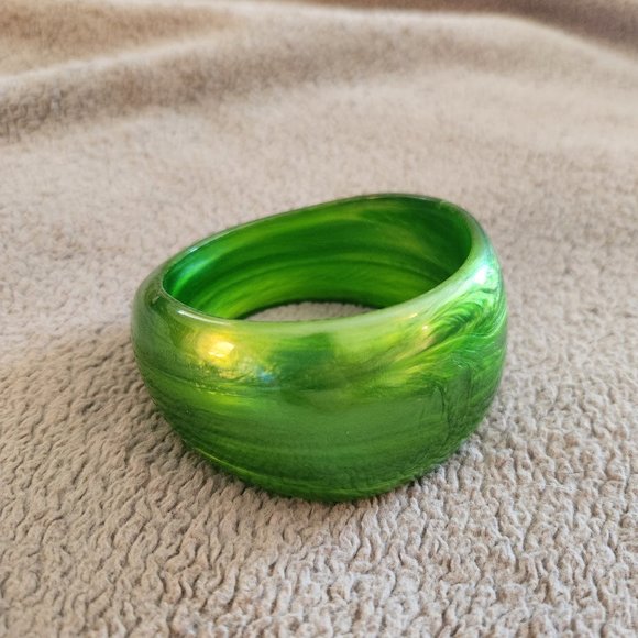 Chunky green asymmetrical statement bracelet - Picture 2 of 4